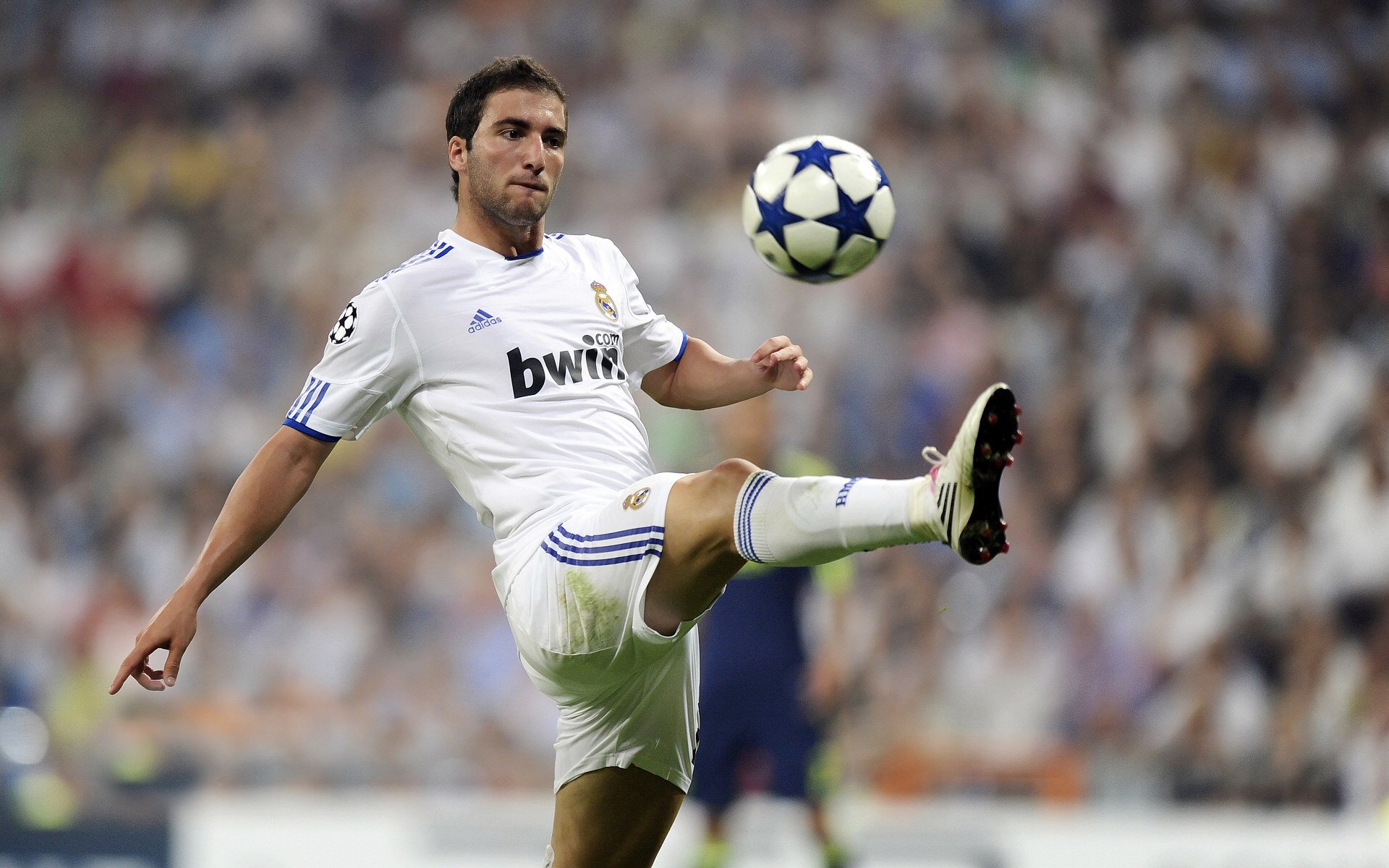 kaiyun-托桑·埃夫布奥姆万成为NBA全球形象代表，埃托奥和布冯相视一笑